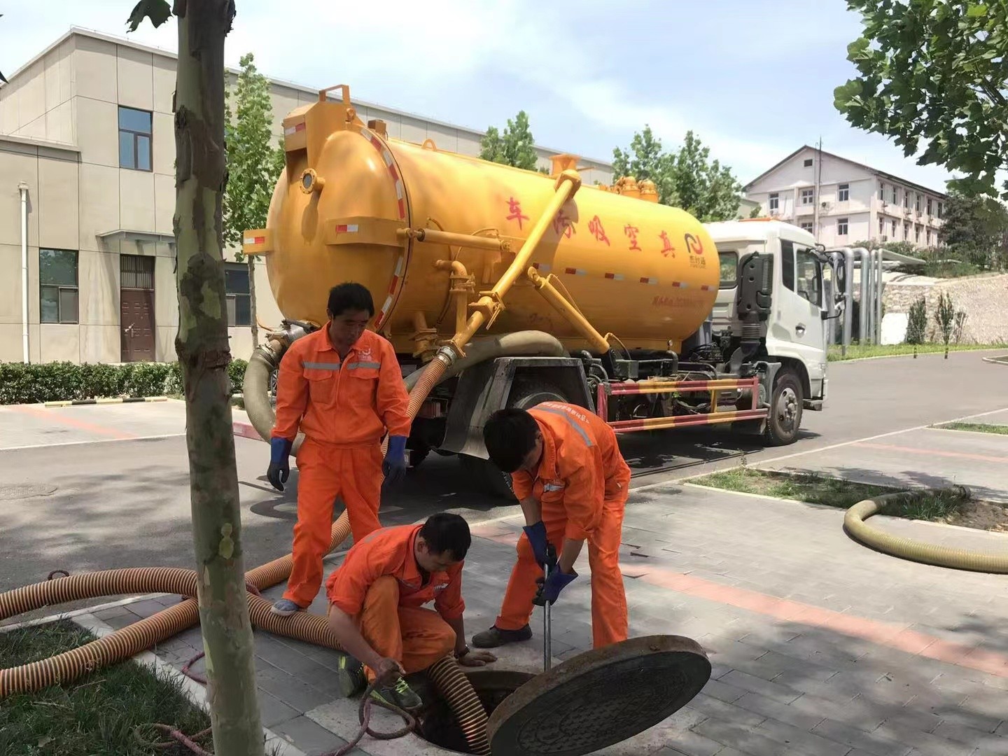 乐至管道疏通车停在窨井附近