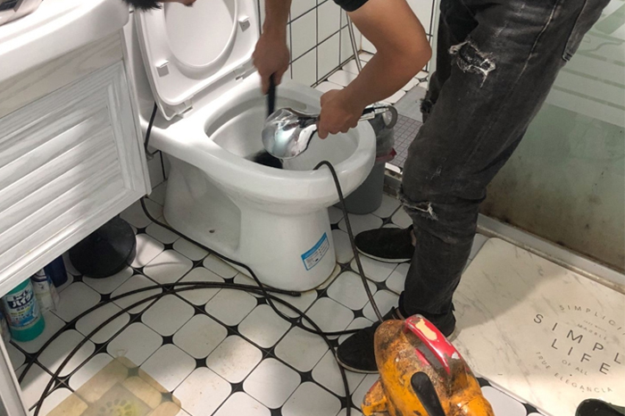 乐至马桶堵塞自己疏通还是找师傅?专业上门服务让你省时更省心